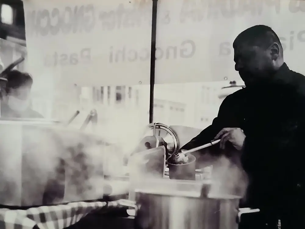 Der Marktstand von Cucina Massimo an der Steinberggasse: Massimo Porcelli am dampfenden Topf