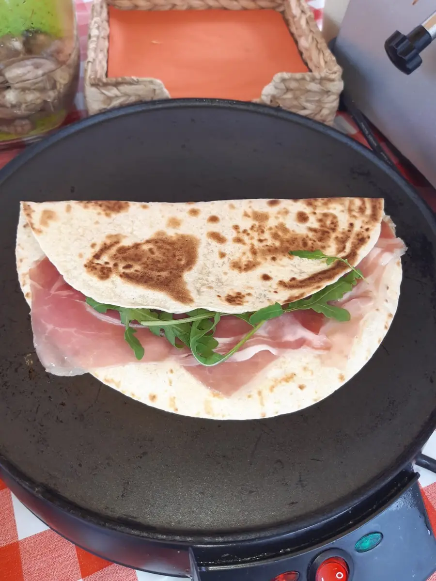 Frisch zubereitete Piadina am Marktstand