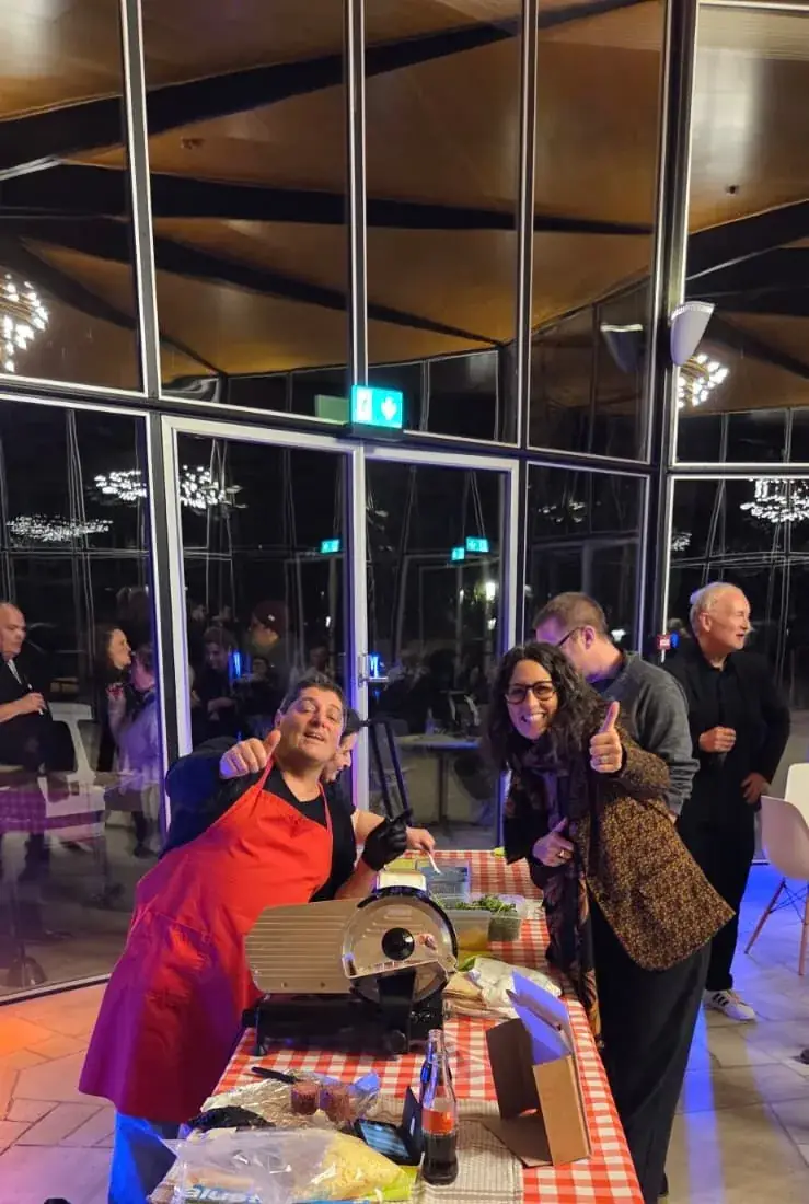 Gäste am Stand von Cucina Massimo heben den Daumen